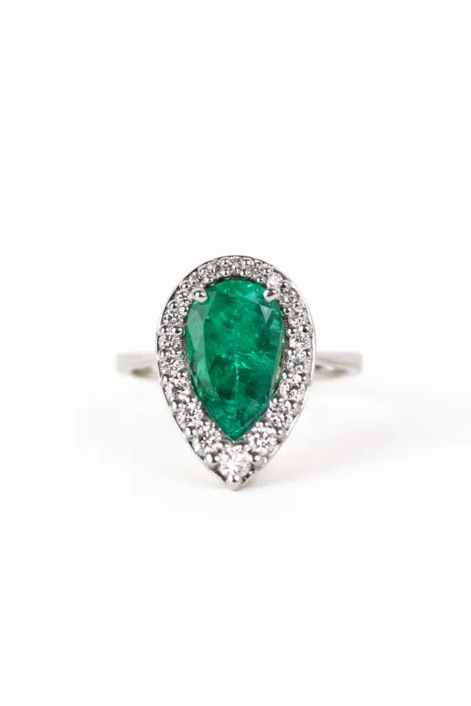 Anello Mille828 in oro bianco con smeraldo a goccia e contorno di diamanti