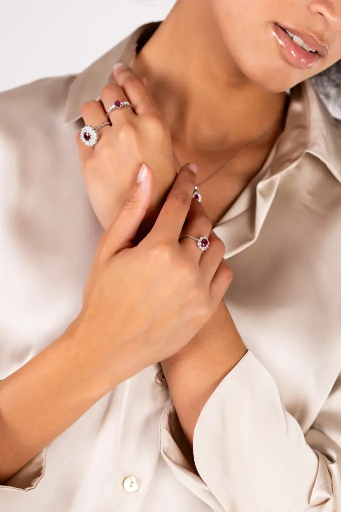 Donna che indossa anelli e collana con rubini e diamanti artigianali Mille828