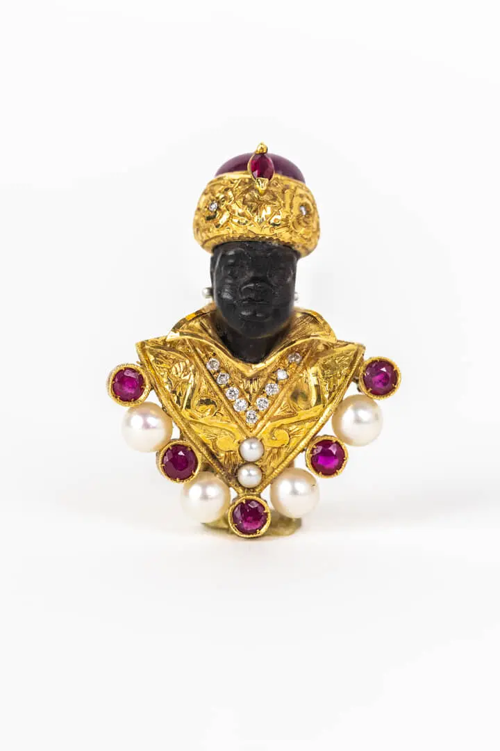 Spilla in oro con perle e pietre.